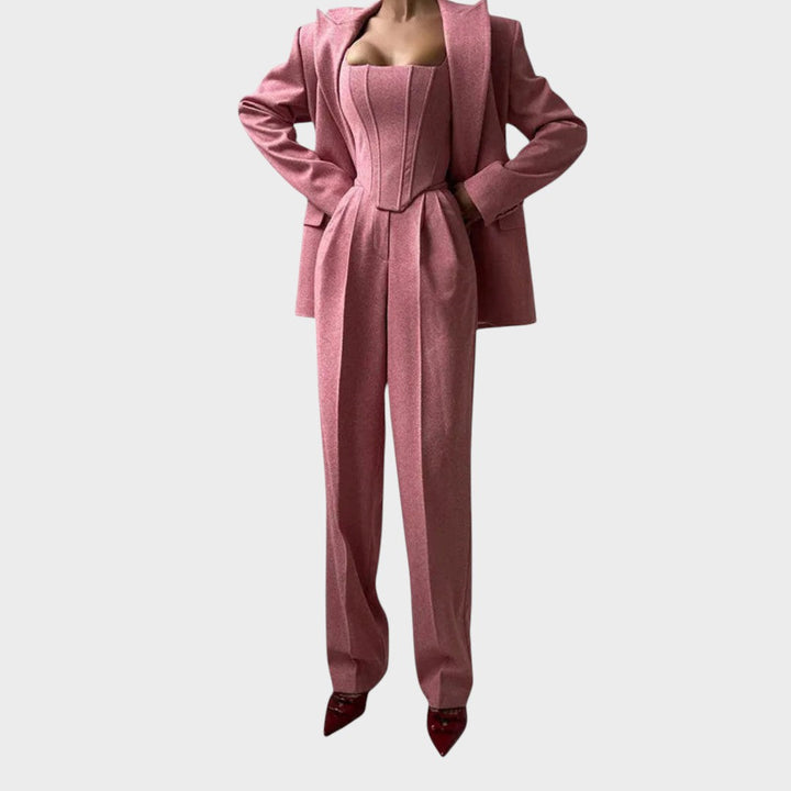 Karolina – Moćni Trodijelni Kostim