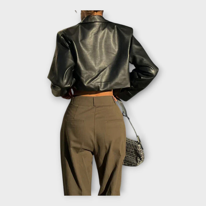 Kratka kožna jakna s džepovima 