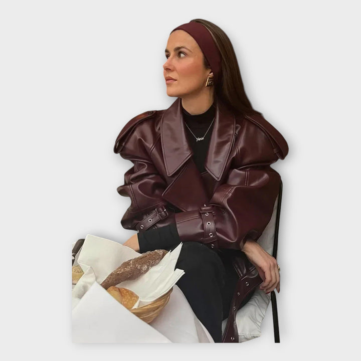 Kožna Jakna s Pojasom i Modernim Detaljima 