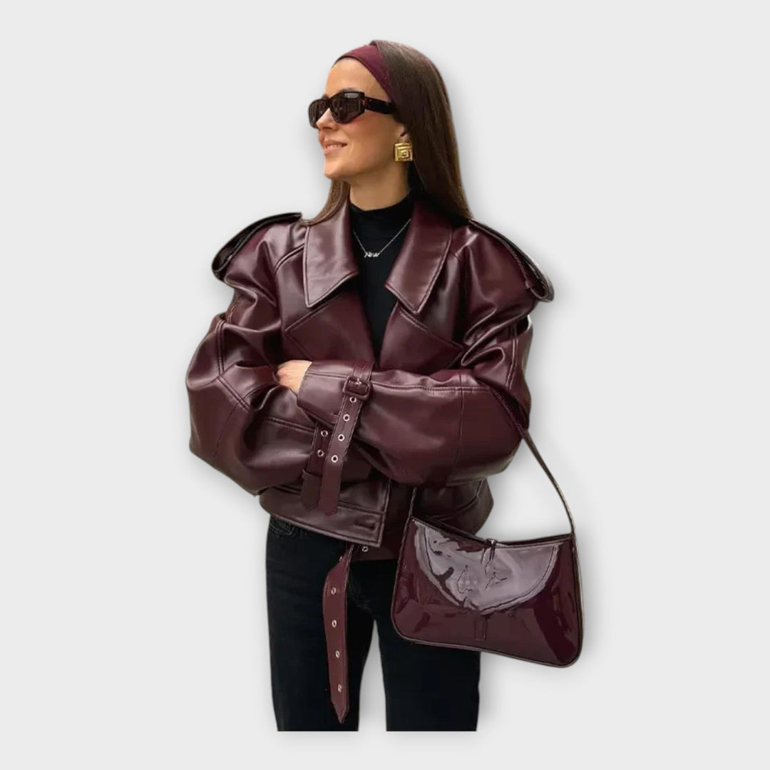 Kožna Jakna s Pojasom i Modernim Detaljima 